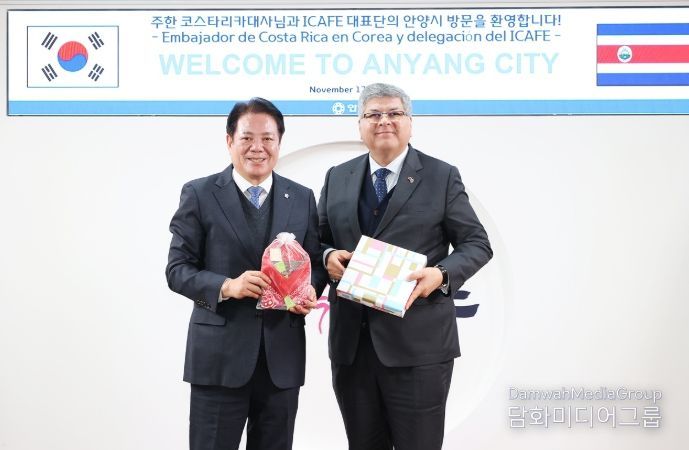 최대호 안양시장(왼쪽) 호르헤 발레리오 주한 코스타리카대사(오른쪽)