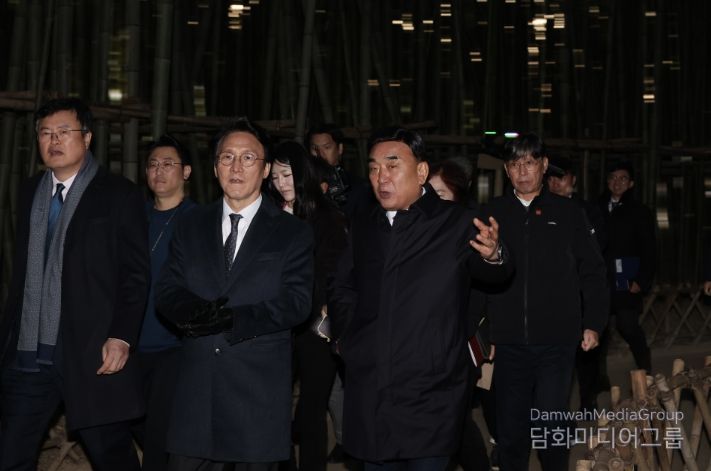 김민석 국무총리가 19일 무장애 관광수용태세 점검차 울산시 중구 태화강 국가정원을 방문, 김두겸 울산시장과 십리대숲길을 걷고 있다.