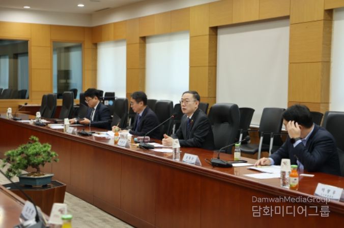 이명구 관세청장(오른쪽에서 두번째)이 9일 서울세관에서 열린 관세청 수사발전 자문위원회 출범식에서 발언하고 있다.