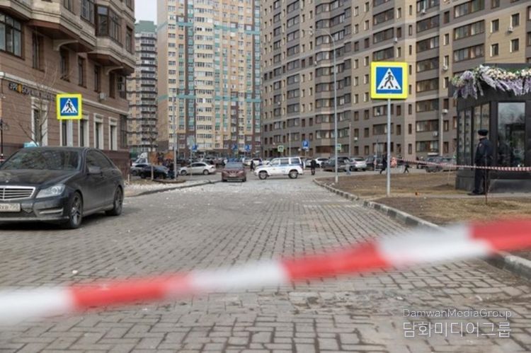 지난달 11일 러시아 모스크바 남동부에서 촬영한 손상된 주거 건물. (사진/신화통신)