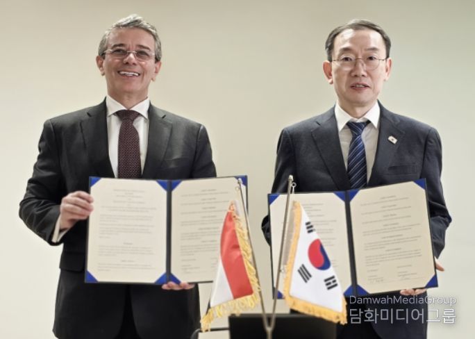 이명구 관세청장(오른쪽)이 아흐메드 아마위 로빈 이집트 관세청장과 18일(현지 시각) 양해각서(MOU)를 체결한 뒤 기념 촬영하고 있다.