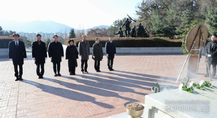 창원특례시의회, 새해 충혼탑 참배...“시민 위한 헌신”