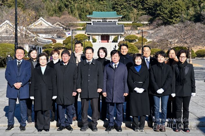 해운대구의회 의원들이 8일 충렬사 참배 후 기념촬영을 하고 있다.