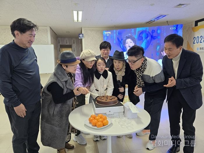 (주)케이엔터프라이즈 신년회 단체 케잌 커팅 사진 (왼쪽부터 윤영용 대표, 김영애 팬클럽 짱 회장, 가수 장은숙, 전하윤, 서진태본부장, 김미성 원로가수, 정원수 작곡가, 진영관 서울특별시도시정책위원장 등)