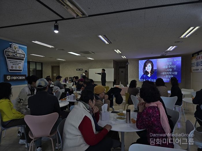 신곡 “아파요아파요”와 가수 장은숙을 소개하고 있는 윤영용 대표