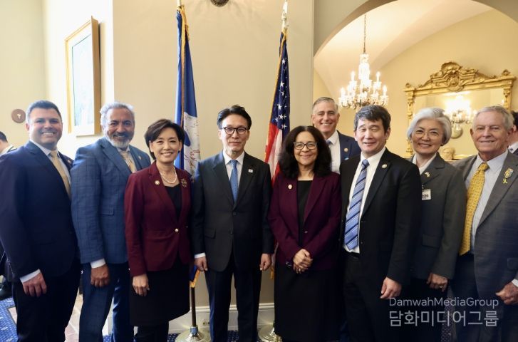 미국을 방문 중인 김민석 국무총리가 22일(현지시간) 미국 의사당을 방문, 하원 주요 인사들과 오찬 간담회를 하고 있다.