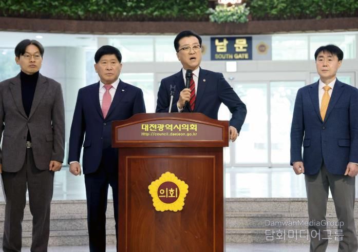대전시의회 조원휘 의장·충남도의회 홍성현 의장 공동 기자회견