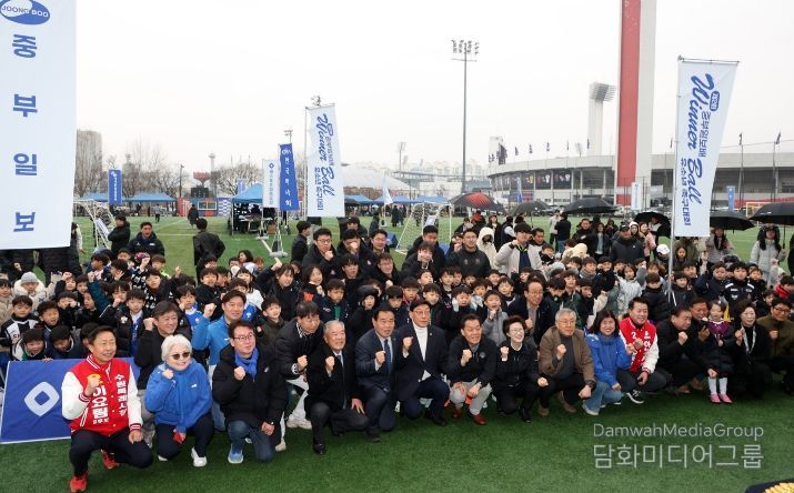 이재식 수원특례시의회 의장이 「제2회 중부일보배 전국 유소년 축구 페스티벌」에 참석해 선수들과 기념촬영을 하고 있다.