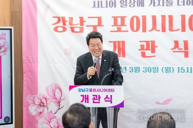 개관식 행사에서 축사를 하는 이호귀 의장