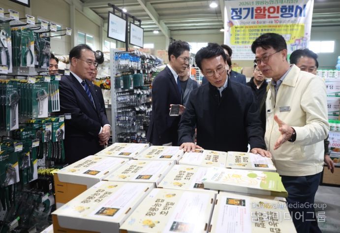 김민석 국무총리가 4일 농번기를 맞아 전남 장성군 황룡농협 자재센터를 방문, 중동발 위기 장기화에 따른 농자재 수급 동향을 점검하고 있다.(국무조정실)