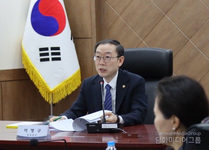 이명구 관세청장이 6일 정부대전청사에서 마약척결 대응본부 회의를 주재하고 있다.