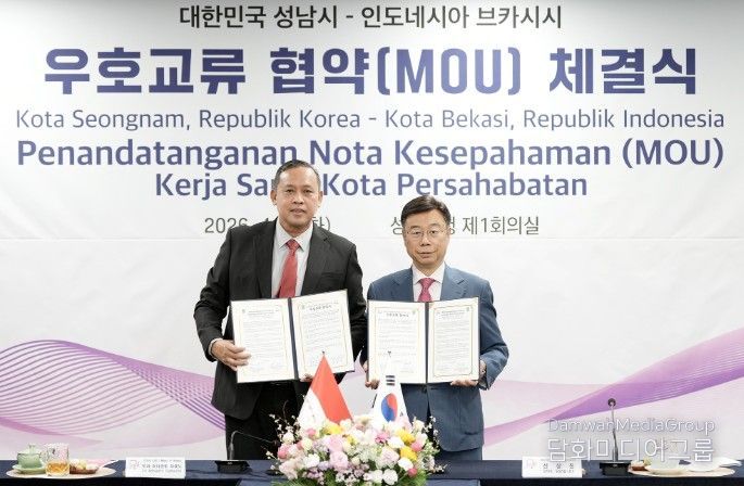 신상진 성남시장과 트리 아디안토 자효노(Tri Adhianto Tjahyono) 브카시 시장이 7일 시청 제1회의실에서 우호도시 협약을 체결하고 있다.