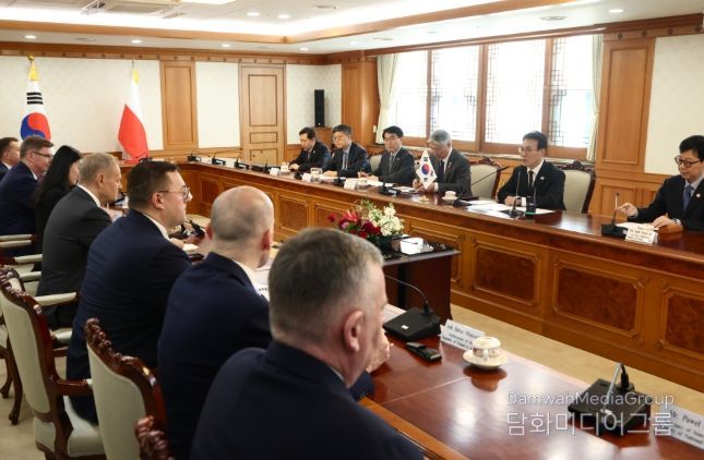 김민석 국무총리가 13일 세종대로 정부서울청사에서 도날드투스크 폴란드 총리를 접견, 인사 및 회담을 하고 있다.(국무조정실)